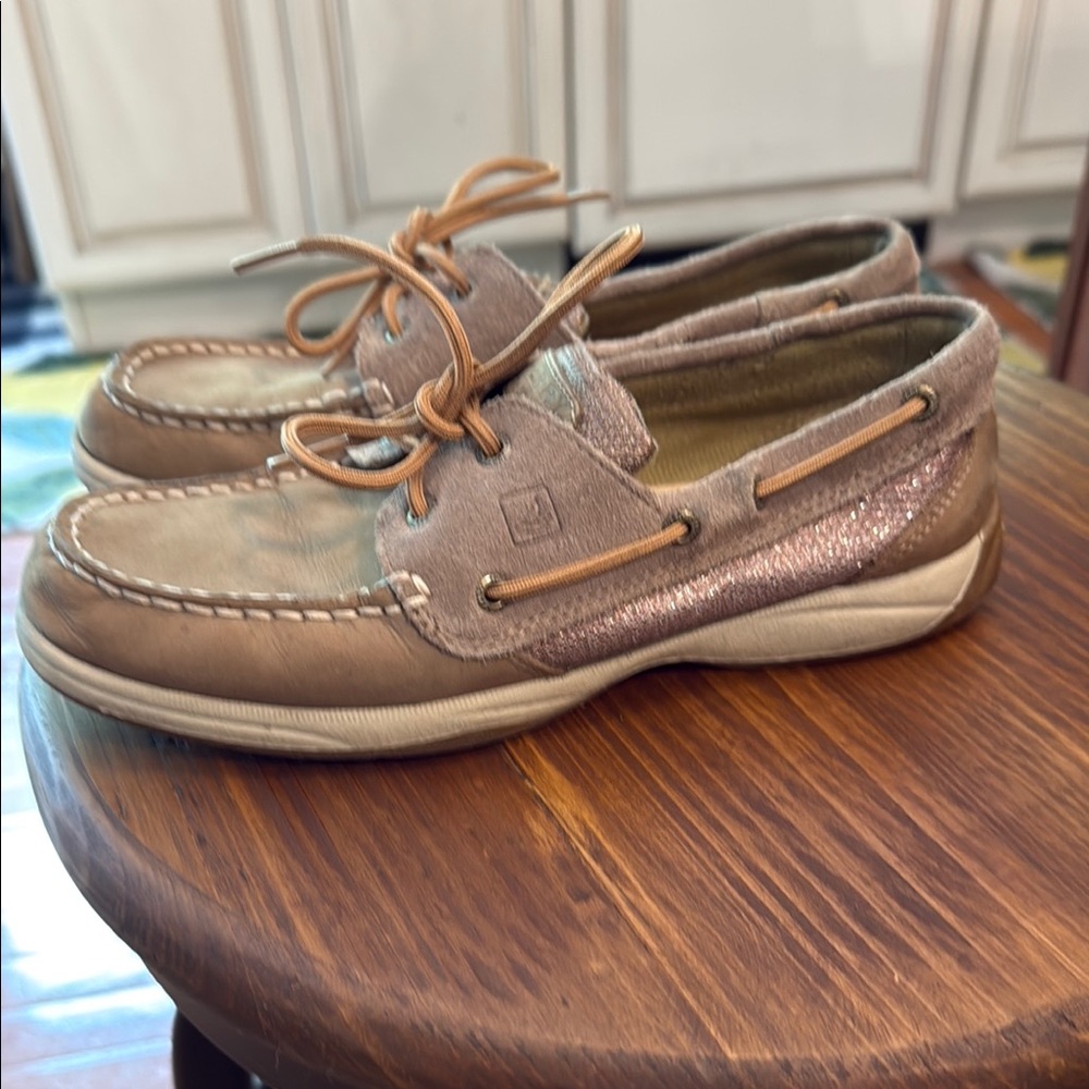 Sperry Topsider leather boat shoes with rose gold trim like new!! size 7.5